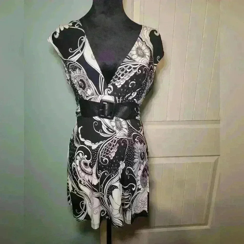 Vintage. 6 degrees Large sleeveless pull over with attached belt